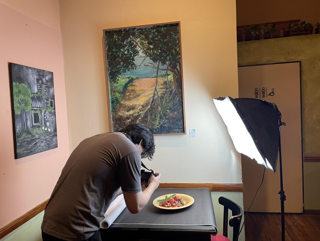 Persona haciendo fotografía gastronómica
